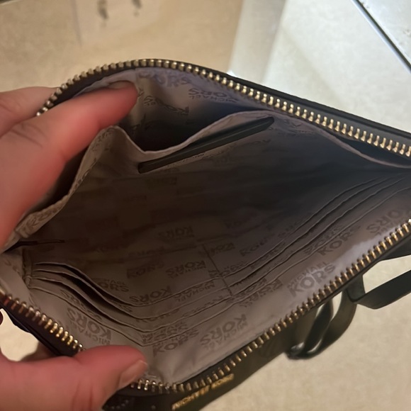 Michael kors army green wristlet with design and gold hardware - Picture 6 of 6